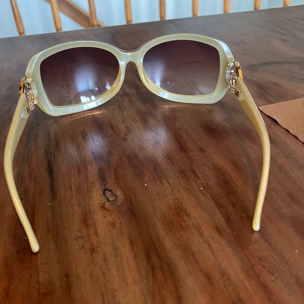 Gucci Women's Brown Gradient Oversized Sunglasses with Gold Trim - Picture 5 of 8